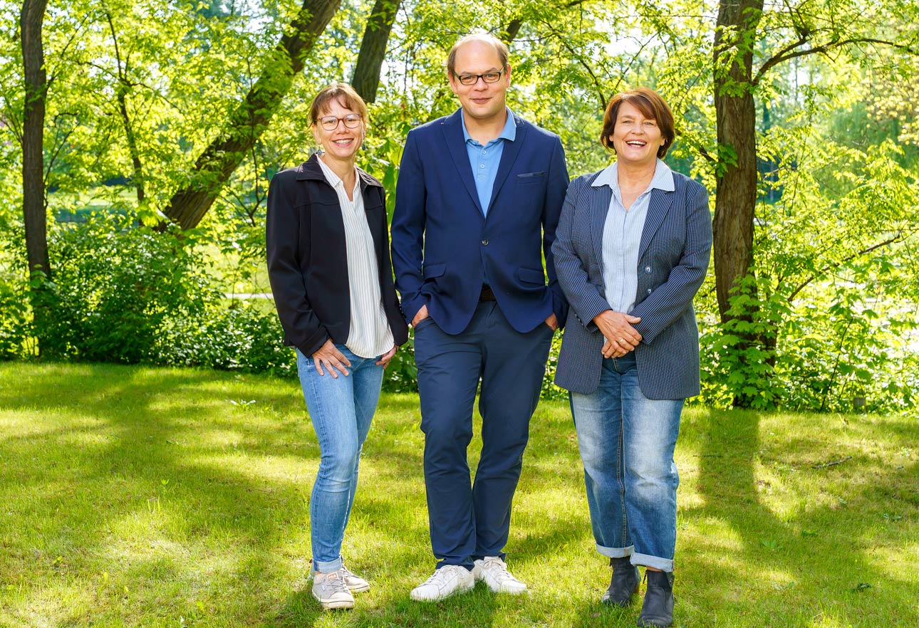 Vorstand-neu-min Die drei Vorstandsmitglieder des SNH gemeinsam auf einer Grünfläche