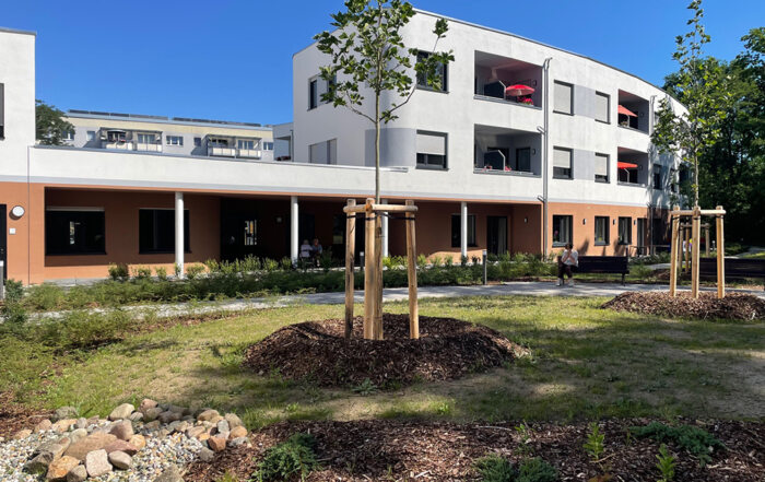 Aussenansicht Seniorenzentrum Luckenwalde Blick vom Park