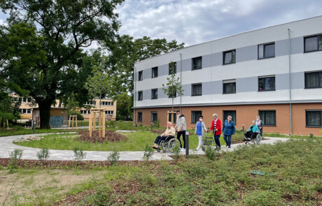 Pfleger und Senioren im Innenhof des Seniorenzentrums in der Arndtstraße Luckenwalde